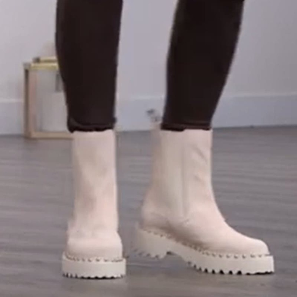 Vince Camuto Women's Meendey Chelsea Pull On Bootie Boot Size 9M Milky White NIB - Picture 3 of 8
